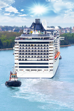 Cruise ship in Canl Grande, Venice.