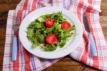 Green salad made with  arugula, tomatoes and sesame