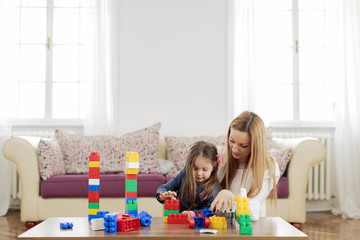 Naklejka premium Mother and daughter playing in the room