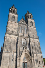 Fototapeta na wymiar Wspaniała katedra w Magdeburgu na rzeki Łaby, Niemcy