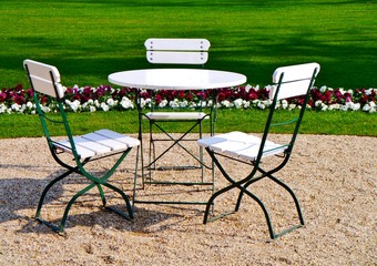 Tisch mit drei Stühlen im Park