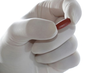 hand hält pille zwischen fingern, cluse up 3