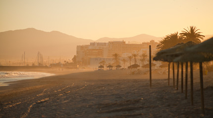 Marbella plaża zachód tło wakacje żółty słońce parasol - obrazy, fototapety, plakaty