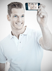 Selfie - Junger Mann macht ein Selfie mit seinem Smartphone