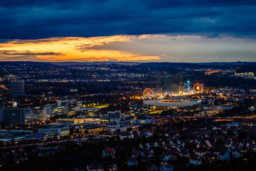 Obraz premium Blick auf Stuttgart und das Cannstatter Volksfest