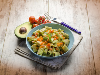 pasta with avocado and tomatoes