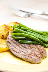 beefsteak with green beans and garlic potatoes