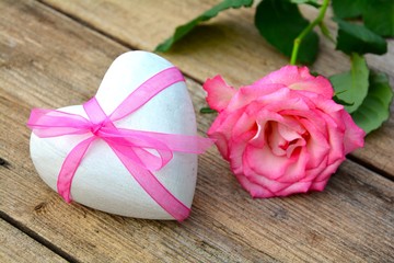 Holzherz mit Rose