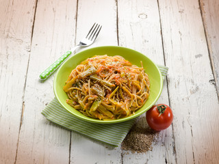 spaghetti with tomatoes green pepper and sesame seeds