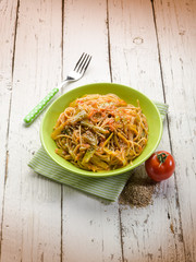 spaghetti with tomatoes green pepper and sesame seeds