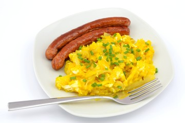 jajecznica z cebulą i kiełbasą