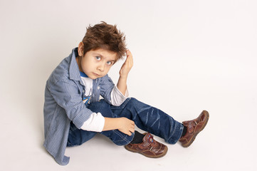 Мальчик смотрит вверх