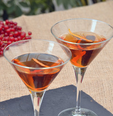 Cocteles con concha de naranja y frutas,bebida alcoholica.
