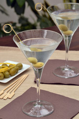 Coctel martini con aceitunas.Bebida alcohólica.