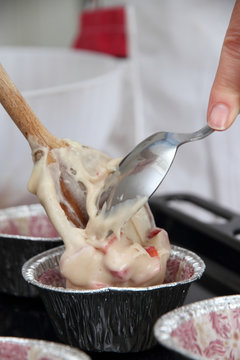 Preparazione dei muffin alle fragole