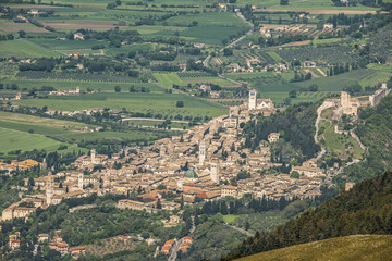 Sicht auf Assisi vom Monte Subasio, Umbrien, Italien