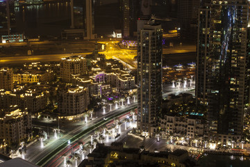 Fototapeta na wymiar Hochhäuser in Dubai bei Nacht