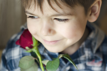 Chłopiec z różą - obrazy, fototapety, plakaty