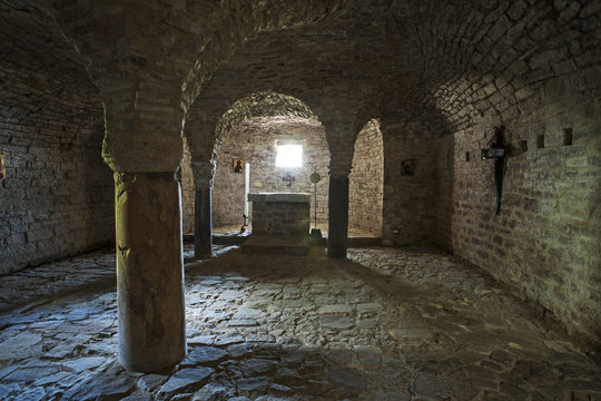 Krypta im Eremo della Transfigurazione bei Assisi, Umbrien, Italien
