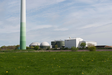 Fototapeta na wymiar Turbin wiatrowych i biogazowni