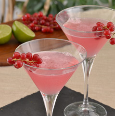 Coctel bebida alcohólica,frutas e ingredientes.licores