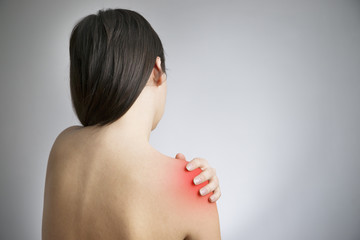Pain in the women's shoulder