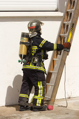 pompier sur intervention incendie sauvetage victime