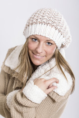 Junge Frau im Strickmantel und Mütze