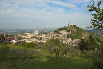 Oberstadt von Assisi mit rocca maggiore, Italien