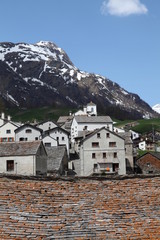 Simplon village et ses toits de pierre typiques.