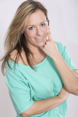 Junge Frau lachend, europäisch, Portrait, Studio