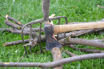 utensilios y herramientas para podar y cortar leña