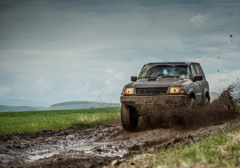 Obraz na płótnie Canvas Muddy jeep
