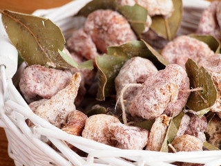 Dried figs and bay leaves on string
