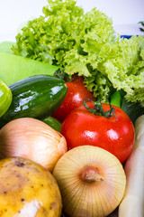 Zwiebeln, Tomaten, Gurken und Salat