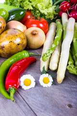 Gemüse auf rustikalem Holzhingtergrund