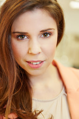 Naklejka premium Gesicht einer jungen attraktiven Frau