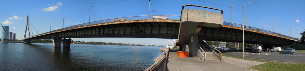 Fototapeta na wymiar Panorama mostu kablowego w Rydze, Łotwa