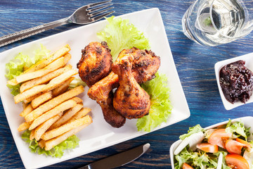 Chicken drumsticks with chips