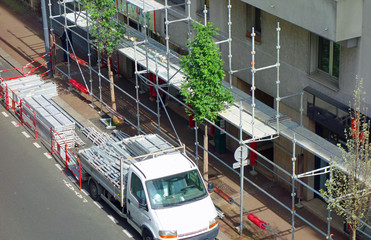 Echaffaudage en construction devant un immeuble