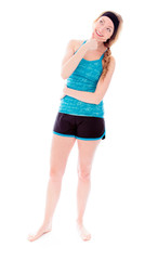 Fototapeta premium Młoda kobieta uśmiecha się z ręką na brodzie