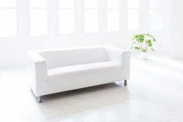 白い部屋の白いソファ