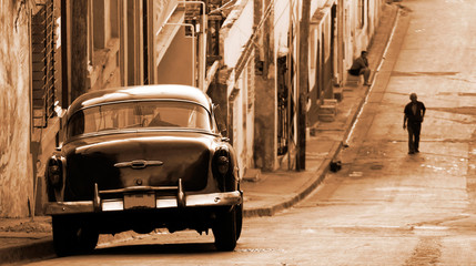 A classic car in a street, Cuba - obrazy, fototapety, plakaty