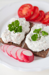 Vollkornbrot mit Gemüse