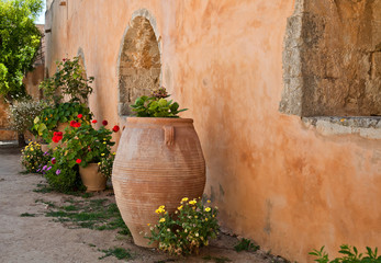 Цветы на фоне стены старого дома. Греция. Крит