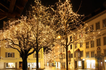 Fototapeta na wymiar Boże Narodzenie w nocy w europejskim mieście