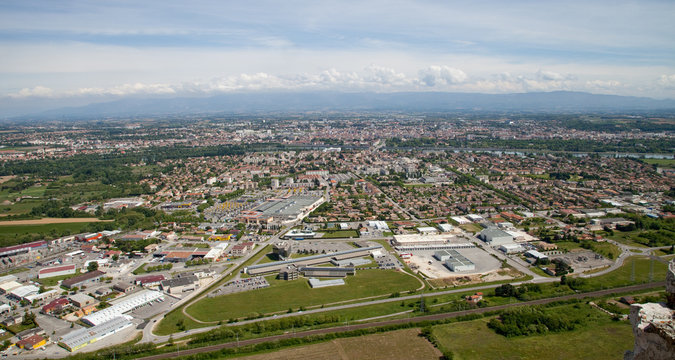 Valence et sa banlieue : au premier plan la plaine du Rh&ocirc;ne, au fond le massif du Vercors