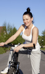 Obraz premium woman with bike under blue skies