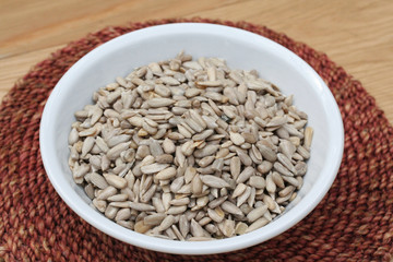 ciotola di semi di girasole decorticati