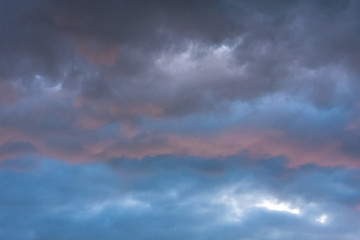 Naklejka na ściany i meble Burzowe chmury w dramatyczne niebo